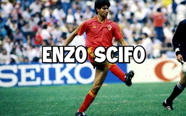Enzo Scifo dans une séquence du documentaire sur les tensions dans l’équipe